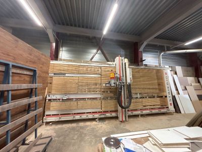 une pièce où se trouvent de nombreuses planches de bois et des palettes