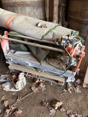 un tas d'objets posé sur un tas de bois