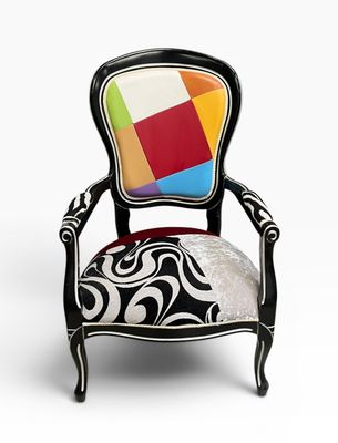 une chaise colorée ornée d'un motif noir et blanc