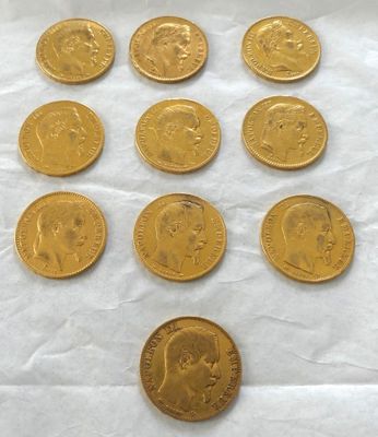 gros plan d'un paquet de pièces d'or sur une surface blanche