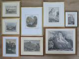 de nombreuses photos accrochées au mur d'une pièce