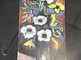 une peinture de fleurs dans un vase sur une table