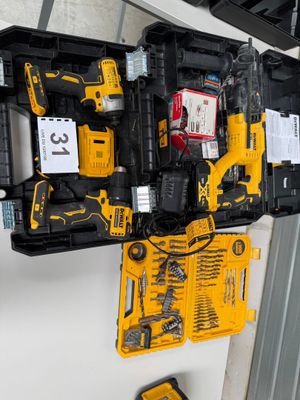 des outils jaunes et noirs dans un coffret noir posé sur une surface blanche