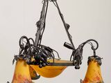 un lustre surmonté d'un oiseau, suspendu au plafond