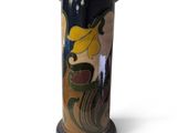 un vase avec un motif sur fond blanc