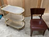 deux chaises et une table dans une pièce