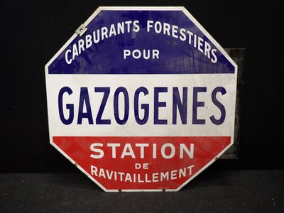 un panneau « Stop » rouge, blanc et bleu sur un fond noir