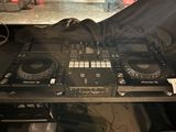 deux contrôleurs DJ posés sur une table dans une pièce