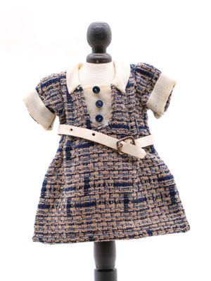 une robe sur un mannequin, avec une ceinture