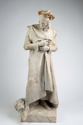 statue représentant un homme coiffé d'une couronne et accompagné d'un chien