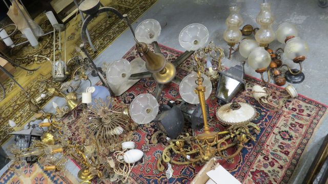 Important lot de luminaires : suspensions, lustres, appliques, la...