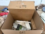 une boîte en carton contenant de nombreux objets