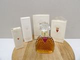 un flacon de parfum posé sur une table à côté d'une boîte de parfum