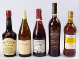 plusieurs bouteilles de vin sont alignées sur une surface blanche