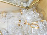 un grand nombre de verres à vin vides dans une boîte