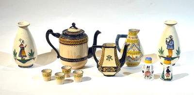 de nombreux types de vases et de coupes sur la table