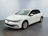 Une Volkswagen e-Golf blanche est garée dans une pièce blanche