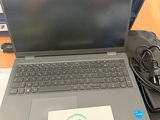 un ordinateur portable posé sur une valise