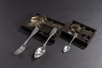 quatre cuillères et deux fourchettes dans une boîte en bois