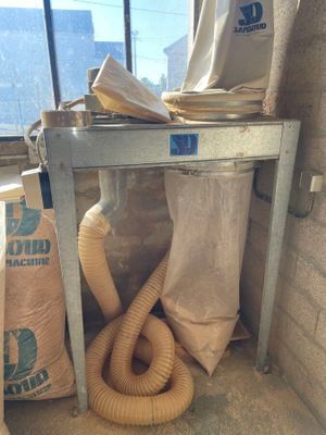 une pile de sacs et un tuyau d'arrosage dans un coin de la pièce