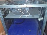 une vitrine en verre sur laquelle figure le chiffre 23