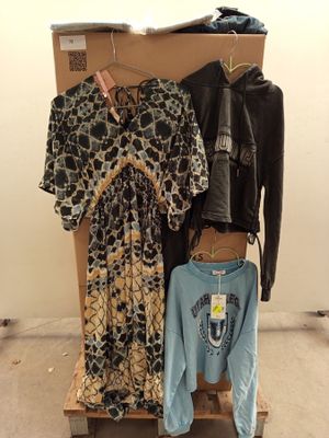 une présentation de vêtements sur un présentoir en bois dans une pièce