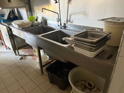 1 évier double avec un égouttoir sur piétement inox