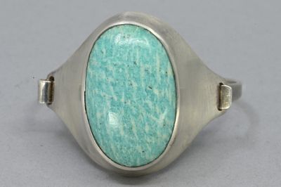 silver ring with a turquoise stone in the middle of it
