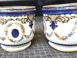 deux vases posés sur une table