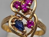 une image représentant une bague en or ornée de deux cœurs et de deux saphirs