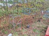 de nombreuses cages posées dans l'herbe près d'une clôture