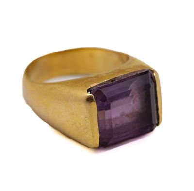une image représentant une bague en or sertie d'une pierre d'améthorate