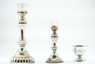 DEUX CHANDELIERS en verre églomisé à décor de godrons.