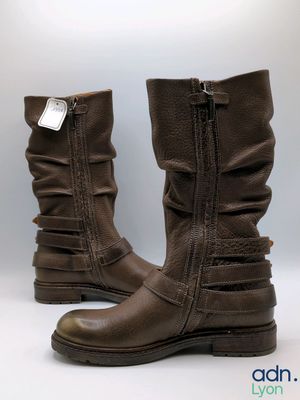pair of brown leather boots with zippers on the side of them