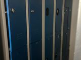 Les casiers sont alignés en rangée dans un couloir