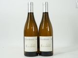 deux bouteilles de vin posées l'une à côté de l'autre sur une table