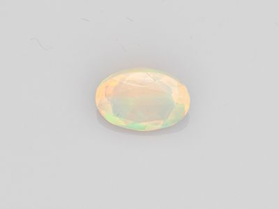 une pierre d'oplite blanche posée sur une surface blanche