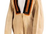une photo d'une veste beige avec des bordures noires et orange