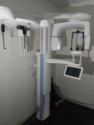 une photo d'une salle d'examen médical avec un écran accroché au mur