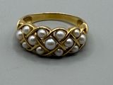 une image représentant une bague en or ornée de perles