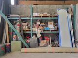 une pièce remplie d'une multitude d'objets divers et variés