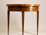 une table ovale avec un plateau et des pieds en bois