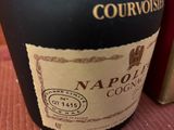 une bouteille d'alcool posée sur une table à côté d'un livre