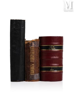 deux vieux livres posés l'un sur l'autre, côte à côte