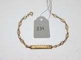 une photo d'un bracelet en or muni d'une étiquette