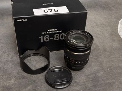 une boîte sur laquelle sont posés un objectif d'appareil photo et un cache-objectif