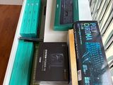 beaucoup de livres et un ordinateur portable posés sur une table