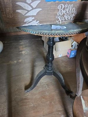une petite table sur laquelle est posé un panneau, dans une pièce