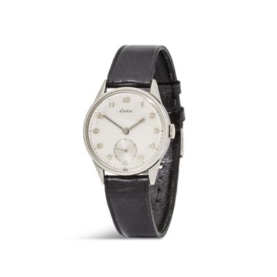 gros plan d'une montre-bracelet sur fond blanc