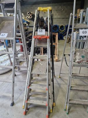 plusieurs échelles empilées dans une pièce